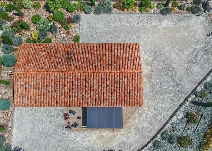 Maison De Charme Avec Jardin Clos Et Animaux Admis, - Fr-1-616-110 Neuvic (Dordogne)